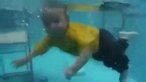 Tranh cãi clip em bé bơi như 'người nhái'