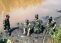 Trục vớt quả bom 200kg ven đường 'đe doạ' dân Sài Gòn