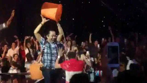 Clip: Hà Hồ, Mr.Đàm bị dội nước đá lên đầu