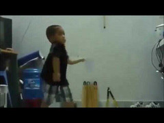 Clip: Bé trai múa côn nhị khúc điệu nghệ như Lý Tiểu Long