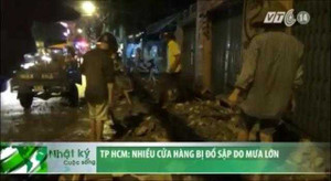TP.HCM: Mưa lớn đánh sập nhiều cửa hàng, xe máy bị vùi dưới đống đổ nát
