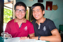 Nhà nghèo, anh em sinh đôi đỗ 6 trường đại học