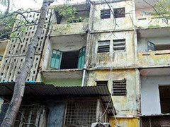 Khẩn cấp di chuyển dân khỏi tòa nhà chờ sập giữa thủ đô