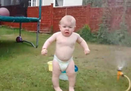 Phì cười clip bé con nhăn nhó mỗi khi gặp vòi phun nước