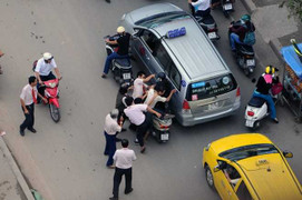 Phó giám đốc bến xe Lương Yên bị côn đồ đánh túi bụi