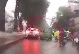 Clip: Hai ôtô chèn ép nhau như phim hành động trên phố Hà Nội