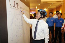 Mũ bảo hiểm đạt chuẩn sẽ đi vào ca khúc về an toàn giao thông