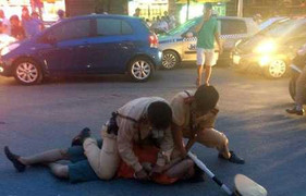 CSGT khống chế tài xế say xỉn giữa Hà Nội