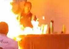 Hú vía clip thày giáo thí nghiệm làm cháy lớp học