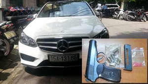 Tài xế phê thuốc lắc lư, mang súng lượn phố Hà Nội