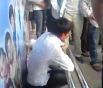 Clip: Móc túi ở bến xe buýt bị dân bắt quả tang nhục nhã