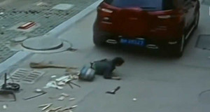 Tài xế Trung Quốc nhẫn tâm lái xe chèn qua người, cậu bé thoát chết thần kỳ