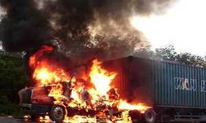 Clip: Xe container cháy dữ dội trên đường dẫn cao tốc