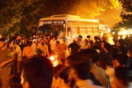 Lao đầu vào xe buýt, người đàn ông chết thảm