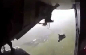 Clip: Gặp nạn hy hữu, lính dù bị treo lơ lửng sau máy bay