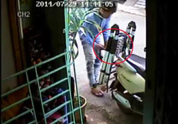 Clip: Tên trộm chê xe Lead, kì cạch lấy thang sắt