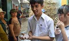 Nam sinh dũng cảm leo lên mái nhà chữa cháy