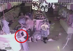 Màn phối hợp trộm đồ ăn ý của 2 nữ 'đạo chích'