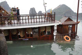 Giông lốc đánh chìm tàu chở 20 người trên vịnh Hạ Long