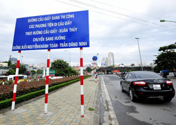 Tuyến đường huyết mạch cấm ô tô: Người dân về nhà cách nào?