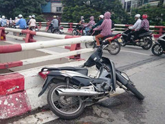 Đâm vào lan can, cô gái rơi xuống chân cầu Chương Dương