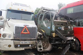 3 ô tô đâm nhau trên QL1A, nhiều người nhập viện