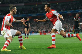 Arsenal nghẹt thở giành vé Champions League