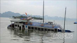 Tàu du lich chở khách nước ngoài bị nhấn chìm ở Hạ Long