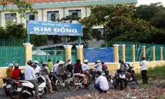 Người đàn bà đột nhập trường tiểu học, trấn lột nữ trang