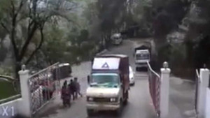 Clip: Xe tải mất phanh rơi tự do xuống vực