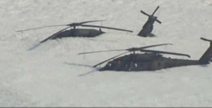 Clip: Trực thăng 'Diều hâu Đen' của Mỹ ngập trong biển bọt