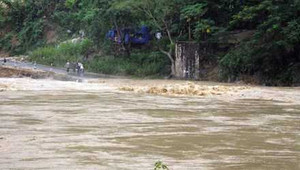 Mưa lũ lớn, huyện Quan Sơn bị cô lập