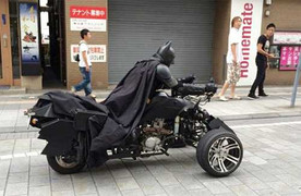 Clip: Batman phóng xe trên đường phố Nhật Bản