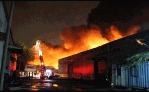 TP.HCM: Cháy lớn, dân hốt hoảng bỏ của chạy lấy người