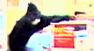 Clip: Truy bắt cướp, cảnh sát bắn chết nhân viên truyền hình