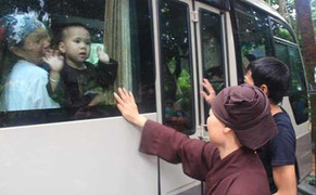 Trẻ em, người già chùa Bồ Đề bịn rịn đến nơi ở mới