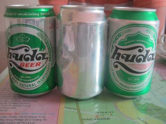 Lon bia không nhãn mác nằm trong thùng Huda