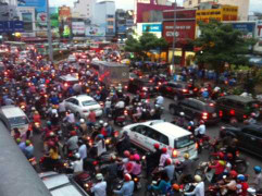 Cửa ngõ Hà Nội, Sài Gòn tắc nghẽn nhiều giờ