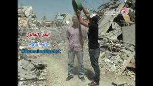 Clip: Đổ xô gạch vụn lên đầu kêu gọi đoàn kết với Palestin