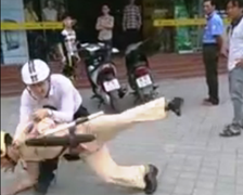 Chạy xe ngược chiều còn vật CSGT ngã xuống đường