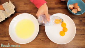 Bí quyết tách lòng đỏ trứng gà siêu nhanh