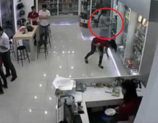 Thủ đoạn trộm điện thoại tinh vi của nữ quái đi Vespa