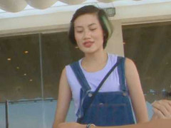 Người mẫu Thanh Hoa bất ngờ làm phục vụ nhà hàng