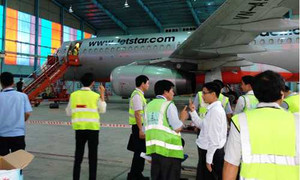 Việt Nam diễn tập thoát hiểm khẩn nguy trên máy bay