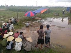 Đi đưa tang gặp thi thể hàng xóm nằm dưới ruộng