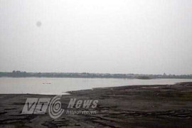 Rủ nhau ra hồ chơi, cháu bé chết đuối thương tâm