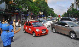 Hình ảnh giao thông sau giờ cấm đường huyết mạch Hà Nội