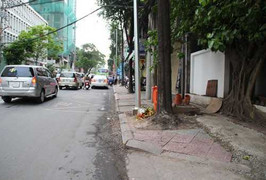 Gã trai mù quáng đâm thủng bụng đồng nghiệp bằng kéo