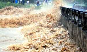 Qua cầu bất cẩn, học sinh tiểu học bị lũ cuốn trôi