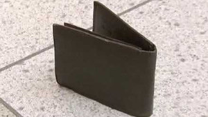 Nhặt được 100 triệu, bé trai 10 tuổi đội mưa tìm trả